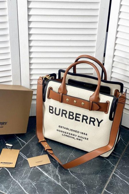 شنطة - Burberry / شامل علبة كوبي عالي 